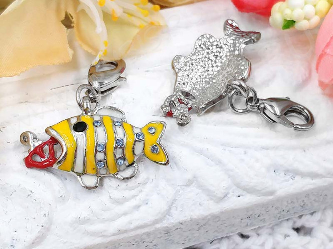 Подвеска Рыбка 02 с КРАСНЫМ якорем 22*15*3мм жёлто-белая (цветные подвески)