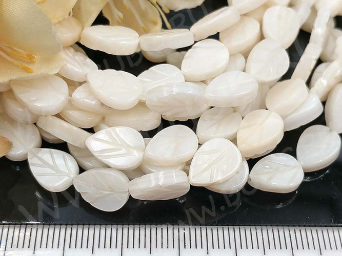 (ОПТ) Бусина каменная Листик 03 10*7,5*2,5мм Перламутр белый натуральный (камни) (НИТЬ)