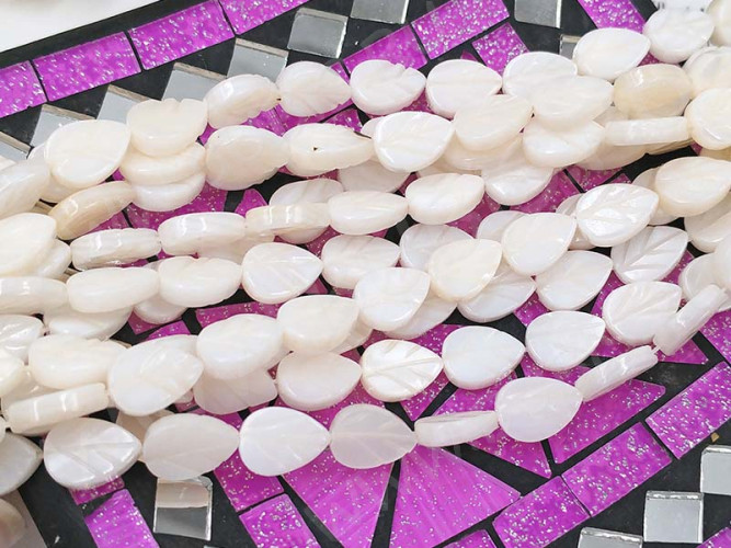 (ОПТ) Бусина каменная Листик 03 10*7,5*2,5мм Перламутр белый натуральный (камни) (НИТЬ)