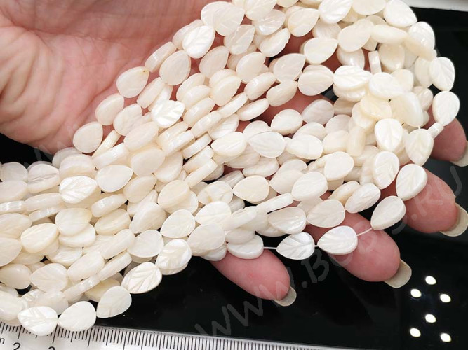 (ОПТ) Бусина каменная Листик 03 10*7,5*2,5мм Перламутр белый натуральный (камни) (НИТЬ)