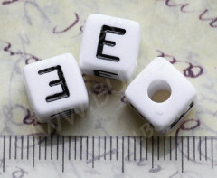 Бусина кубик большой 10*9,5мм с буквой &quot;E&quot; бело-чёрный непрозрачный (акрил)