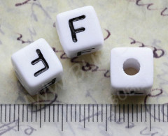 Бусина кубик большой 10*9,5мм с буквой &quot;F&quot; бело-чёрный непрозрачный (акрил)