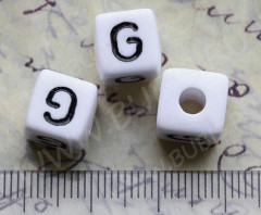 Бусина кубик большой 10*9,5мм с буквой &quot;G&quot; бело-чёрный непрозрачный (акрил)