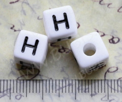 Бусина кубик большой 10*9,5мм с буквой &quot;H&quot; бело-чёрный непрозрачный (акрил)