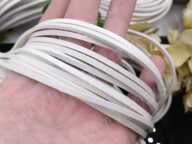 Шнур кожаный 45 полоска двусторонний 3*2мм белый (1м)