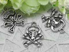 Подвеска Череп 06 с рогами и костями 22,5*18*2,5мм античное серебро (литьё)