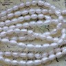 Купить (ОПТ) Бусина Жемчуг 03 речной овальный 8-9*6-7мм натуральный (камни) (нить 116-120см) с доставкой по России