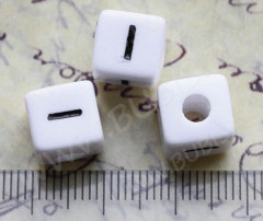 Бусина кубик большой 10*9,5мм с буквой &quot;I&quot; бело-чёрный непрозрачный (акрил)