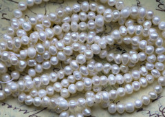 (ОПТ) Бусина Жемчуг 15 пресноводный уплощённый 4,5-5мм натуральный (камни) (нить 35-37см)