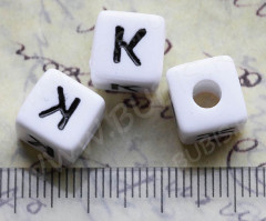 Бусина кубик большой 10*9,5мм с буквой &quot;K&quot; бело-чёрный непрозрачный (акрил)