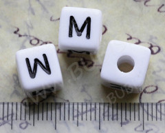 Бусина кубик большой 10*9,5мм с буквой &quot;M&quot; бело-чёрный непрозрачный (акрил)
