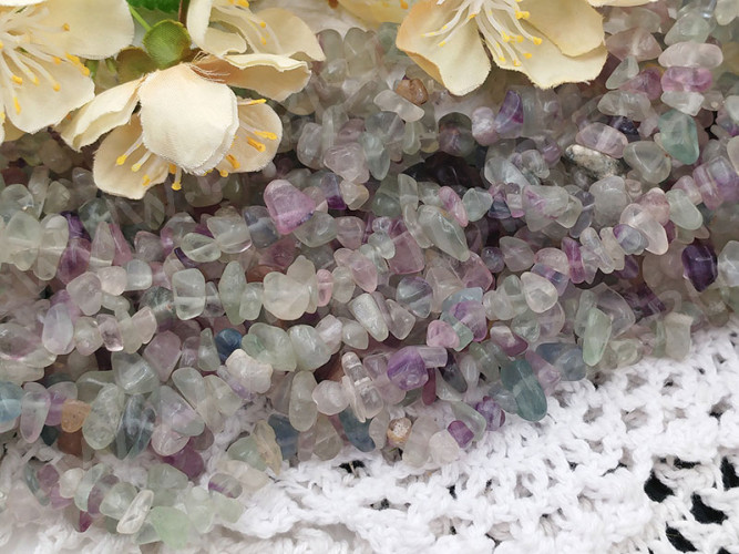 Крошка (галтовка) каменная 239 5-9мм Флюорит натуральный бледный (камни) (длинная нить прим. 80см)