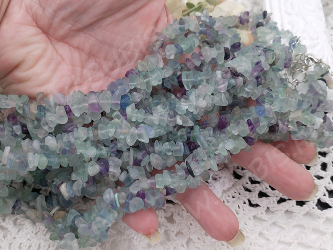 Крошка (галтовка) каменная 240 4-9мм Флюорит бледный натуральный (камни) (нить прим. 45см)