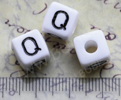 Бусина кубик большой 10*9,5мм с буквой &quot;Q&quot; бело-чёрный непрозрачный (акрил)