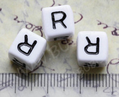 Бусина кубик большой 10*9,5мм с буквой &quot;R&quot; бело-чёрный непрозрачный (акрил)