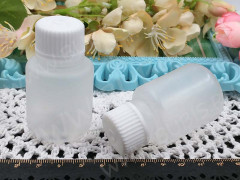 Контейнер для хранения 28 Бутылочка круглая с винтовой крышкой 6*3,5*3,5см полупрозрачная (пластик)