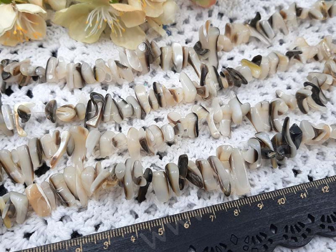 (ОПТ) Бусина каменная Клык 26 11-16*3-4мм Перламутр молочно-коричневый натуральный (камни) (перламутр и ракушки) (НИТЬ)