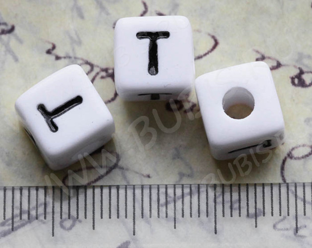 Бусина кубик большой 10*9,5мм с буквой "T" бело-чёрный непрозрачный (акрил)