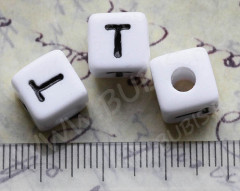 Бусина кубик большой 10*9,5мм с буквой &quot;T&quot; бело-чёрный непрозрачный (акрил)