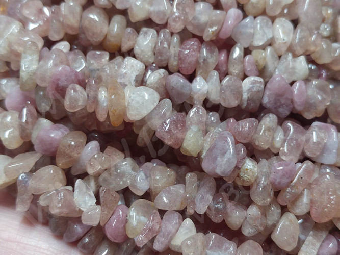 Крошка (галтовка) каменная 243 5-9мм кварц клубничный тёмный натуральный (камни) (длинная нить прим. 80см)