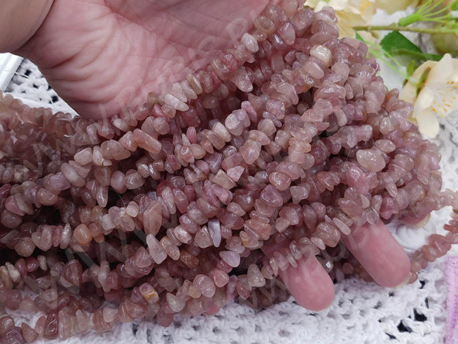 Крошка (галтовка) каменная 243 5-9мм кварц клубничный тёмный натуральный (камни) (длинная нить прим. 80см)