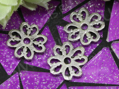 128 Коннектор Цветочек ажурный 14*13,5*1мм античное серебро (литьё)