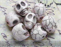 Бусина каменная Череп 01 Говлит 13*11,5*10мм молочно-розоватый (камни)