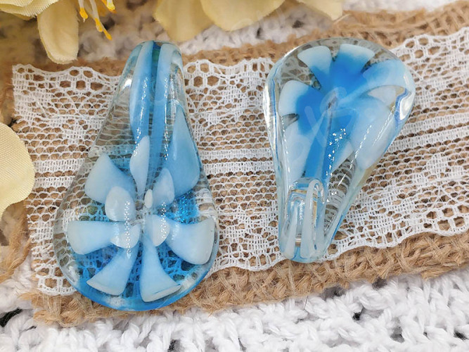 Кулон Капля 17 с лепестками 43*24*12мм голубая с белым (Lampwork)