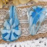 Кулон Капля 17 с лепестками 43*24*12мм голубая с белым (Lampwork) Купить Кулон Капля 17 с лепестками 43*24*12мм голубая с белым (Lampwork) с доставкой по России