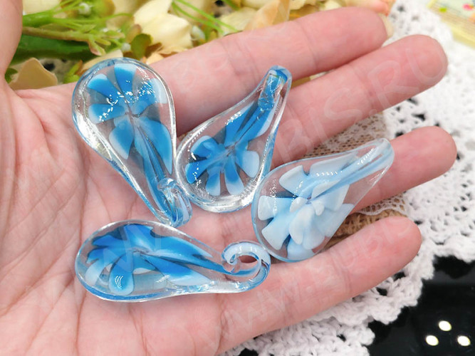 Кулон Капля 17 с лепестками 43*24*12мм голубая с белым (Lampwork)