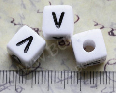 Бусина кубик большой 10*9,5мм с буквой &quot;V&quot; бело-чёрный непрозрачный (акрил)