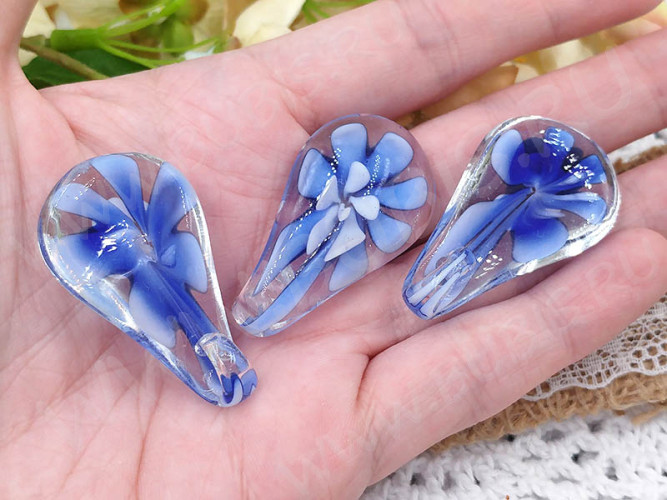 Кулон Капля 17 с лепестками 43*24*12мм синяя с белым (Lampwork)