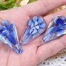 Кулон Капля 17 с лепестками 43*24*12мм синяя с белым (Lampwork) Купить Кулон Капля 17 с лепестками 43*24*12мм синяя с белым (Lampwork) с доставкой по России