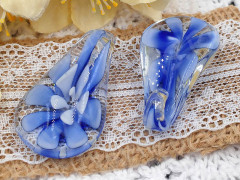 Кулон Капля 17 с лепестками 43*24*12мм синяя с белым (Lampwork)