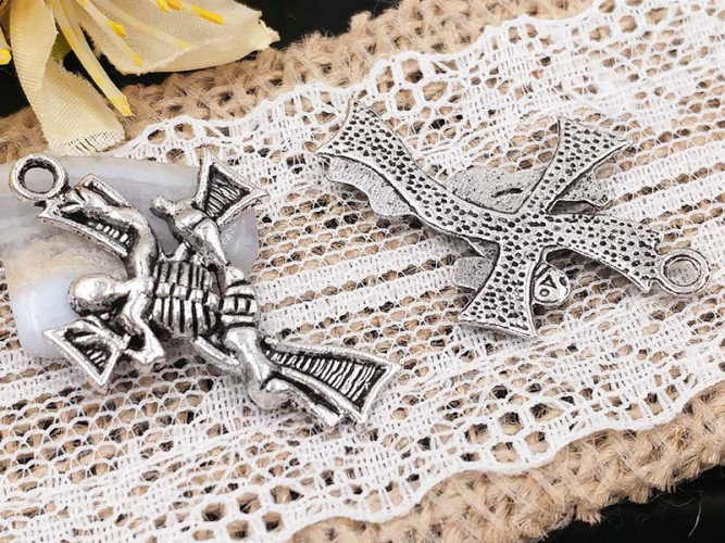 Подвеска Готический Крест 03 со скелетом 32*21*2,5мм античное серебро (литьё)