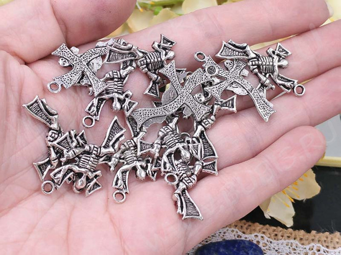 Подвеска Готический Крест 03 со скелетом 32*21*2,5мм античное серебро (литьё)