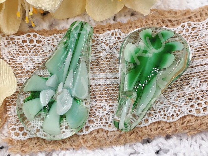 Кулон Капля 17 с лепестками 43*24*12мм зелёная с белым (Lampwork)