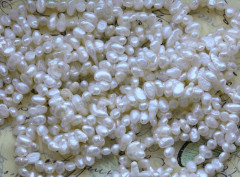 (ОПТ) Бусина Жемчуг 05 пресноводный барокко 6-8*3,5-5мм натуральный (камни) (нить 55-57см)