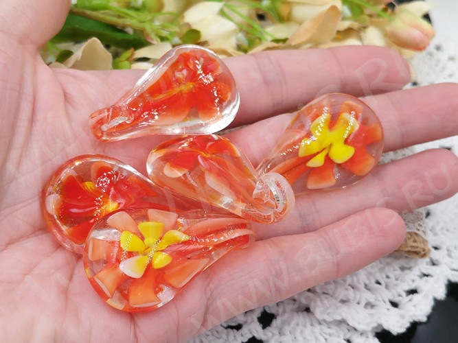 Кулон Капля 17 с лепестками 43*24*12мм св.красно-жёлтая с белым (Lampwork)