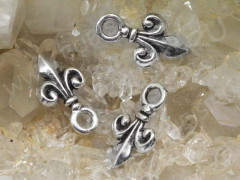 (СКИДКИ!!!) Подвеска Готическая Лилия 05 двусторонняя 15,5*9*2мм античное серебро (литьё) (10шт.)