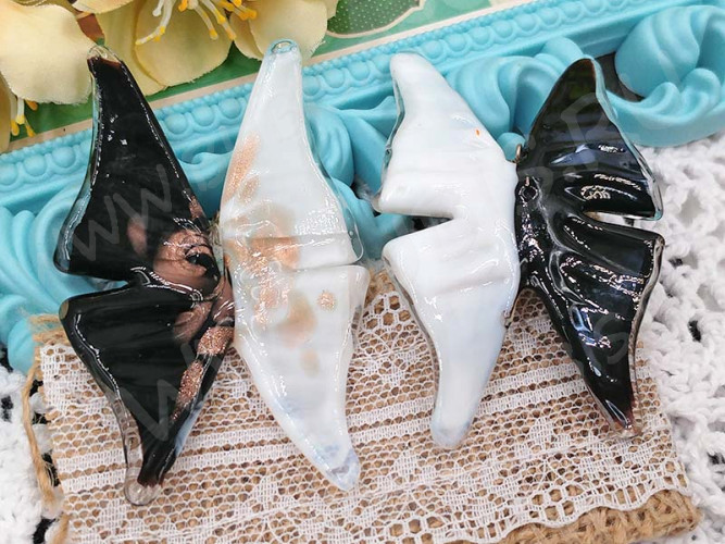 Кулон Бабочка 04 65*43*6,5мм чёрно-белая с золотом (Lampwork)