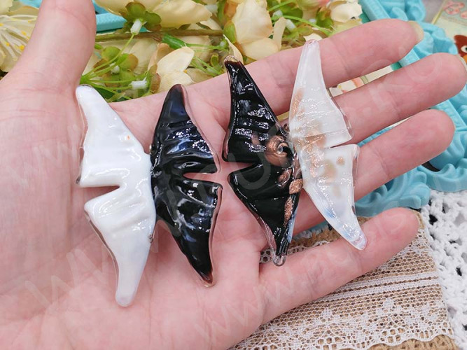 Кулон Бабочка 04 65*43*6,5мм чёрно-белая с золотом (Lampwork)