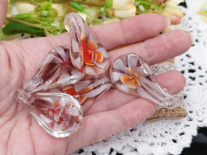 Кулон Капля 17 с лепестками 43*24*12мм св.лилово-св.красная с белым (Lampwork)