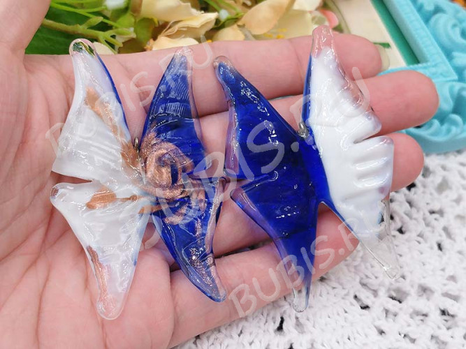 Кулон Бабочка 04 65*43*6,5мм бело-синяя с золотом (Lampwork)