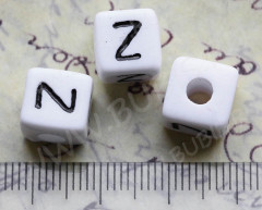 Бусина кубик большой 10*9,5мм с буквой &quot;Z&quot; бело-чёрный непрозрачный (акрил)