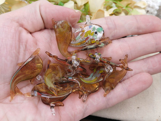 Подвеска Дельфинчик 02  38*20*3,5мм св.коричневый (Lampwork)