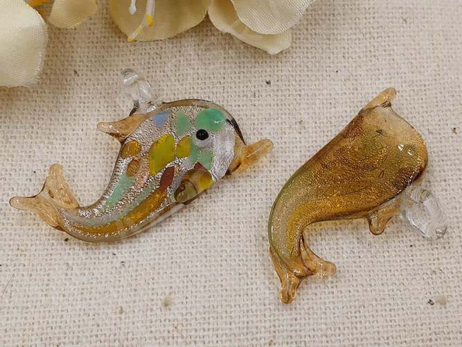 Подвеска Дельфинчик 02  38*20*3,5мм св.коричневый (Lampwork)